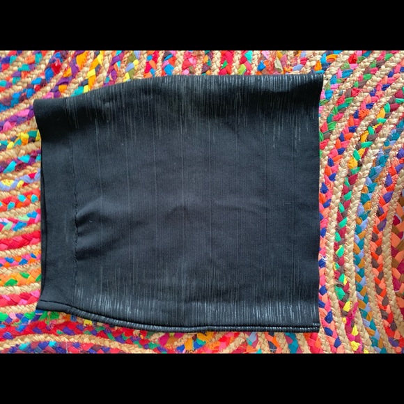 Black textured mini skirt. - Picture 2 of 4